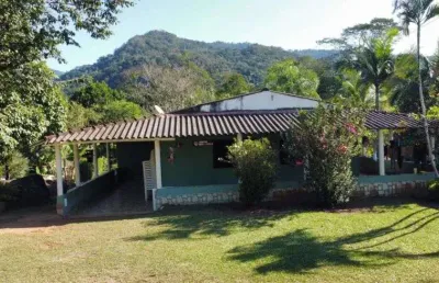 Chácara com 3 quartos, churrasqueira e árvores frutíferas em itariri.