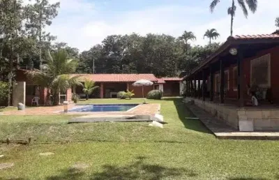 Chácara com piscina, 11 quartos e área gourmet em peruíbe.