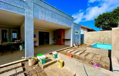 Casa na praia com 3 quartos, piscina e área gourmet em peruíbe.