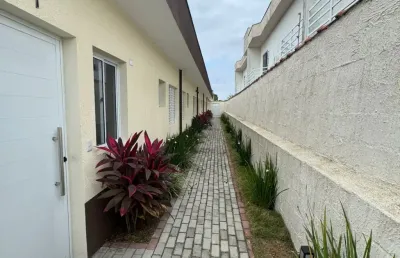 Casa em condomínio com piscina, 2 quartos e churrasqueira em itanhaém.