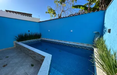 Casa com piscina, 2 quartos e área gourmet com churrasqueira em itanhaém.