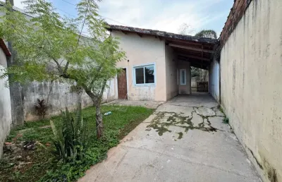 Casa com 2 quartos, espaço para piscina e jardim em peruíbe.