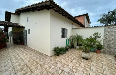 Casa com 2 quartos e área gourmet com churrasqueira em itanhaém.