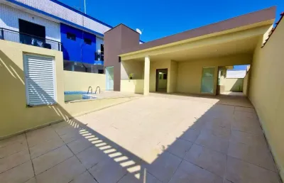 Casa na praia com 3 quartos, piscina e churrasqueira em peruíbe.