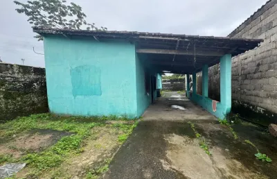 Casa com 2 quartos e espaço para piscina em peruíbe.