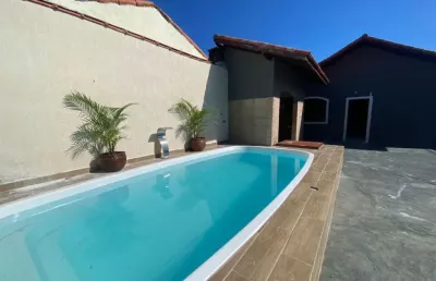 Casa com 4 quartos, piscina e área gourmet com churrasqueira em itanhaém.