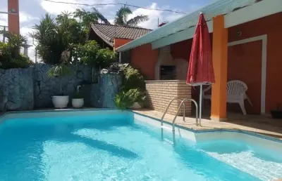 Casa à 100m do mar com piscina e 8 quartos em peruíbe.