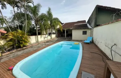 Casa com 3 quartos, piscina e churrasqueira em itanhaém.