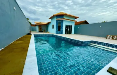 Casa com piscina, 3 quartos e área gourmet com churrasqueira em itanhaém.