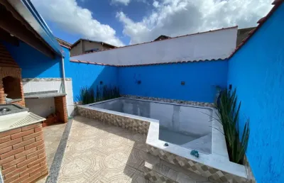Casa com 2 quartos, piscina e churrasqueira em itanhaém.