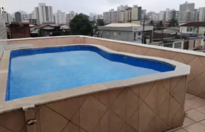Casa com 3 quartos, piscina e área gourmet em praia grande.