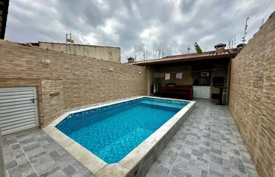 Casa na praia com piscina, 2 quartos e área gourmet em itanhaém.