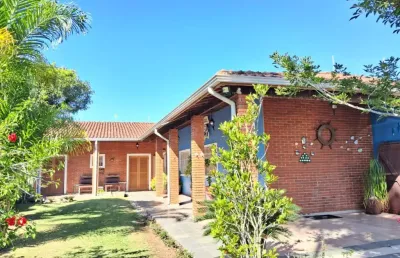 Casa na praia com 3 quartos, churrasqueira e jardim em itanhaém.