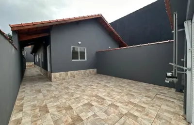 Casa com 2 quartos, piscina e churrasqueira em itanhaém.