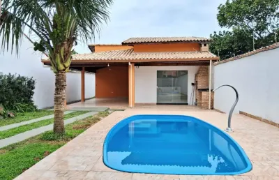 Casa na praia com piscina, 2 quartos e churrasqueira em itanhaém.