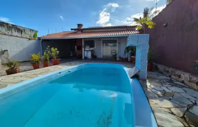 Casa com 4 quartos, piscina e churrasqueira em itanhaém.