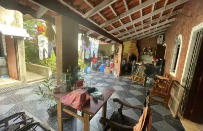 Casa com 3 quartos, churrasqueira e jardim em itanhaém.