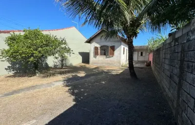 Casa com 3 quartos, jardim e espaço para piscina em itanhaém.