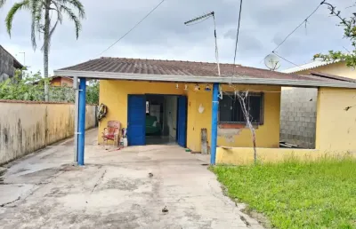 Casa com 2 quartos e espaço para piscina em itanhaém.