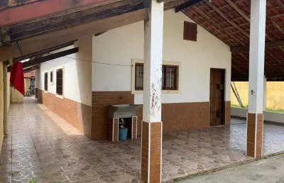 Casa com 2 quartos, espaço para piscina e jardim em itanhaém.