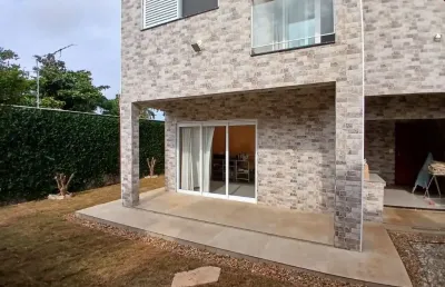 Casa com 2 quartos, jardim e espaço para piscina em itanhaém.