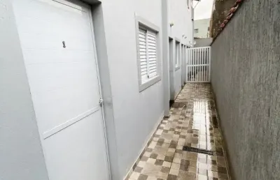 Casa com 2 quartos à 50m da rodovia em praia grande.