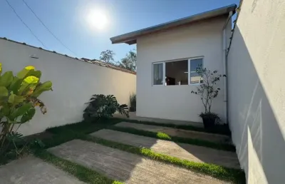 Casa com 2 quartos, área gourmet e espaço para piscina em itanhaém.
