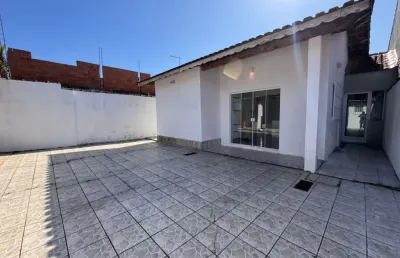 Casa com 2 quartos e espaço para piscina em mongaguá.