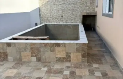 Casa com 2 quartos, piscina e churrasqueira em itanhaém.