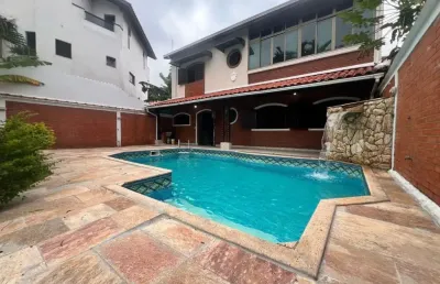 Casa na praia com 3 quartos, piscina e churrasqueira em praia grande.