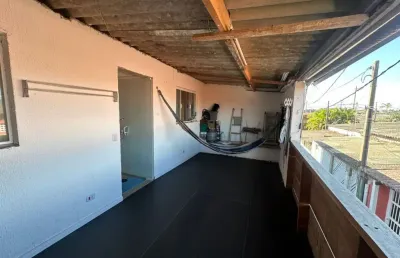 Casa com 2 quartos e área gourmet com churrasqueira em itanhaém.