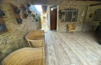 Casa com 3 quartos, churrasqueira e jardim em mongaguá.