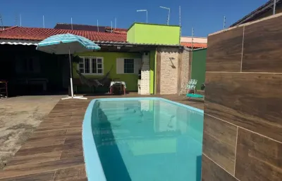 Casa com 2 quartos, piscina e churrasqueira em itanhaém.