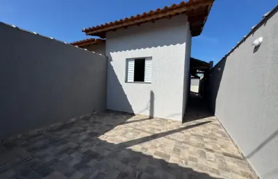 Casa com 2 quartos, piscina e área gourmet em itanhaém.