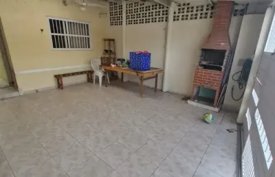 Casa com 3 quartos e churrasqueira em praia grande.