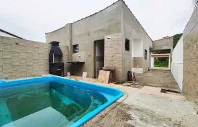Casa com 2 quartos, piscina e churrasqueira em itanhaém.