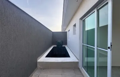 Casa em condomínio com piscina, 2 quartos e churrasqueira em itanhaém.