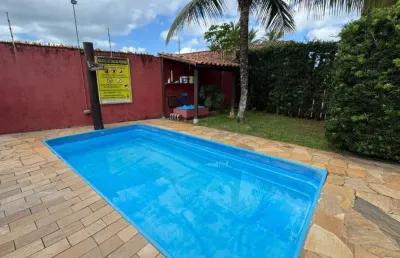Casa em condomínio com piscina, 2 quartos e churrasqueira em itanhaém.
