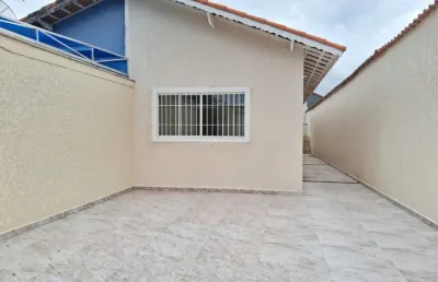 Casa com piscina, 2 quartos e churrasqueira em itanhaém.