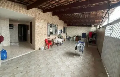 Casa com 2 quartos e espaço gourmet em praia grande.