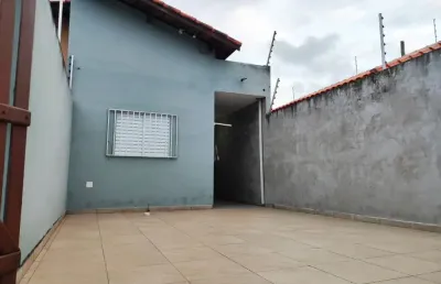 Casa com piscina, 2 quartos e área gourmet em itanhaém.