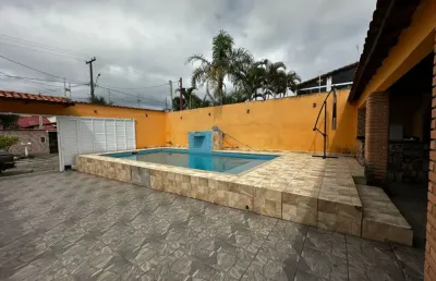Casa na praia com 2 quartos, piscina e churrasqueira em itanhaém.