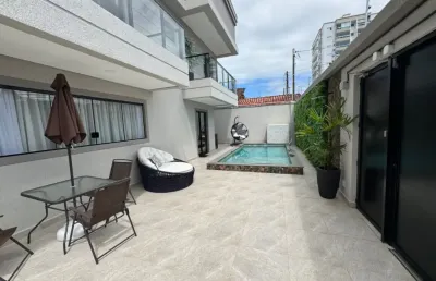 Casa com 3 quartos, piscina e área gourmet em praia grande.