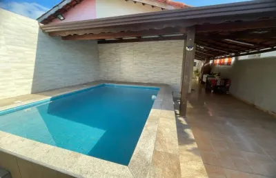 Casa com piscina, 3 quartos e churrasqueira em peruíbe.
