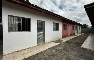 Casa em condomínio com 2 quartos e área gourmet em itanhaém.
