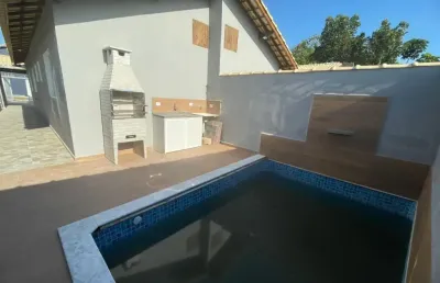 Casa com 2 quartos, piscina e churrasqueira em itanhaém.
