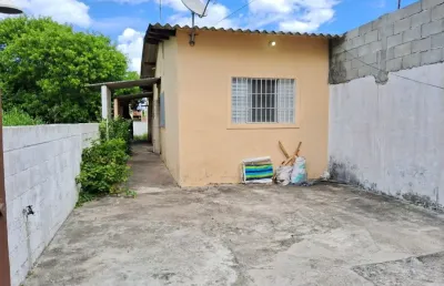 Casa com 2 quartos, churrasqueira e espaço para piscina em itanhaém.