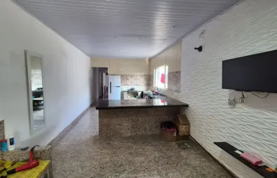 Casa com 2 quartos e área gourmet com churrasqueira em itanhaém.