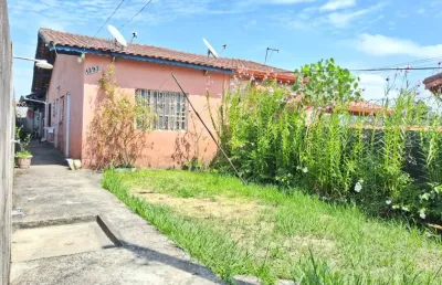 Casa com 2 quartos, jardim e espaço para piscina em itanhaém.