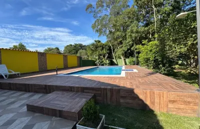 Chácara com 2 quartos, piscina e área gourmet com churrasqueira em peruíbe.